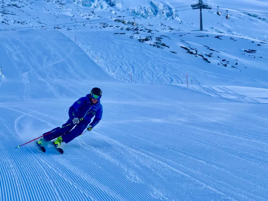 Skifahrer in der Kurve auf präparierter Piste