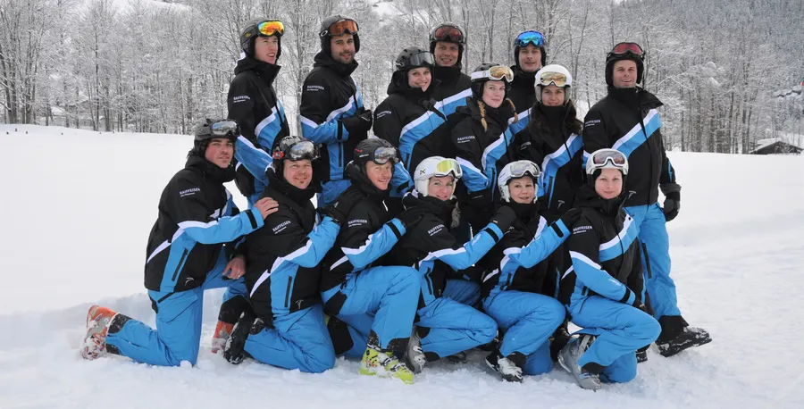 Gruppe des Schneesport-Clubs im Schnee